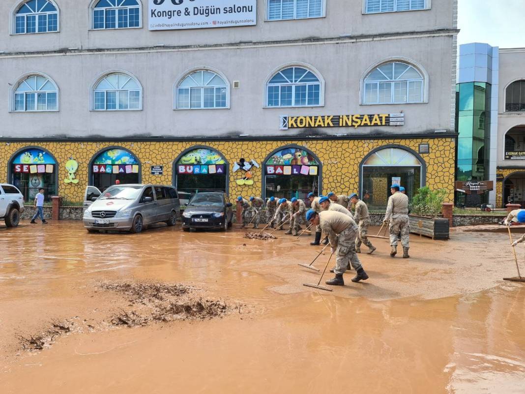 Bartın’daki sel felaketi havadan görüntülendi. Yardıma Mehmetçik koştu 17